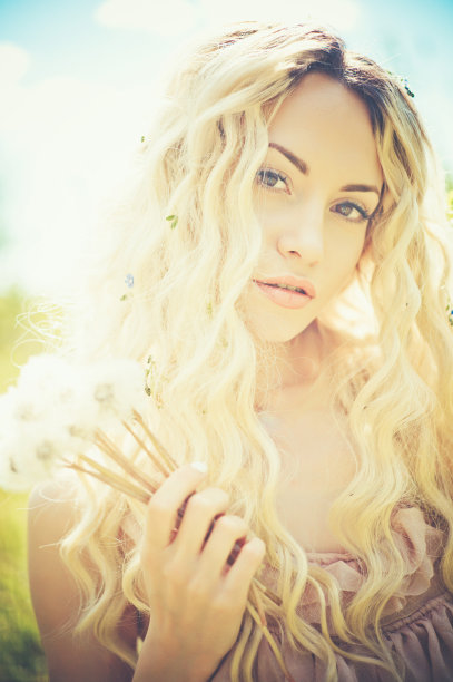 金发碧眼，长着蒲公英图片下载