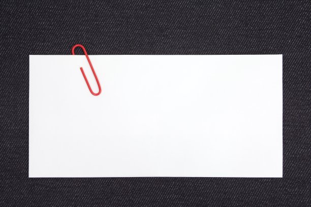 带回形针的白色便条纸图片下载