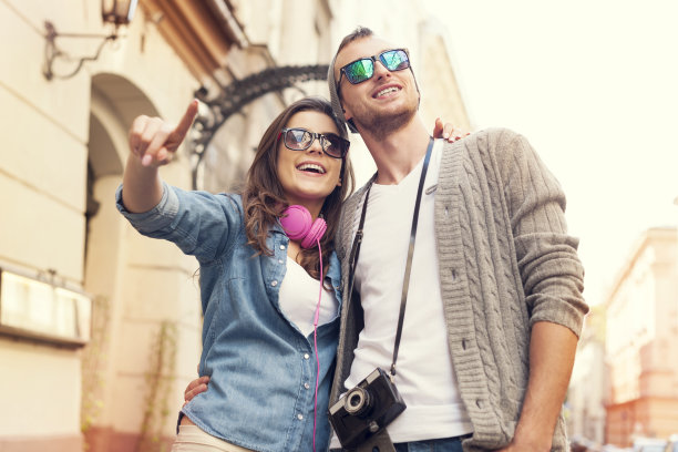 年轻人在城市中行走图片下载