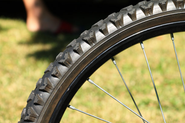自行车轮胎与绿色的背景图片下载