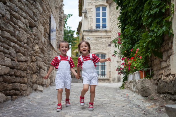 两个可爱的孩子，走在街上，笑着图片下载