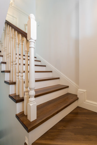 带栏杆的木楼梯图片下载