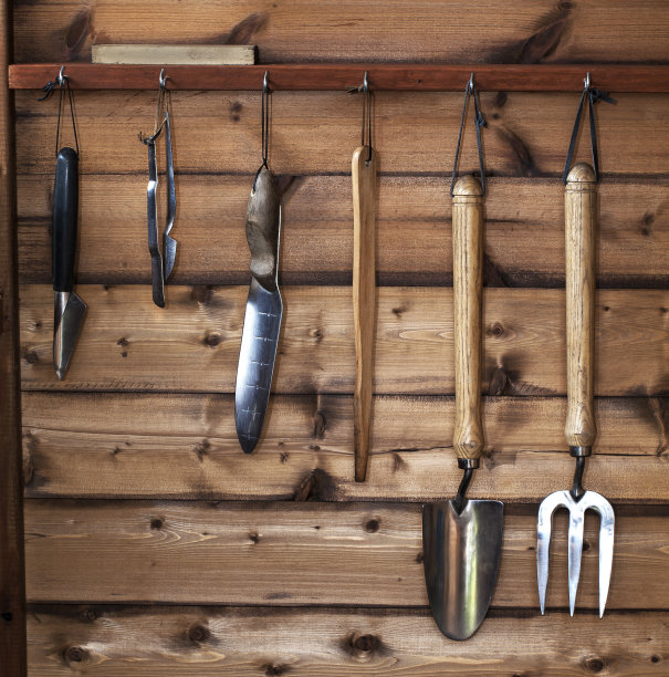 棚里的园艺工具，泥铲，泥叉，铁锹。图片下载