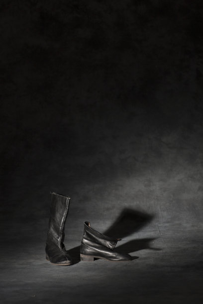 又旧又脏的军靴图片下载