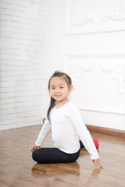 女孩跳舞图片下载