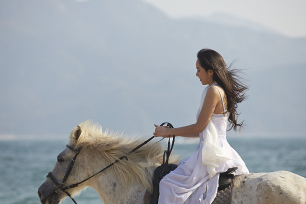 在海滩上骑马的女人图片下载