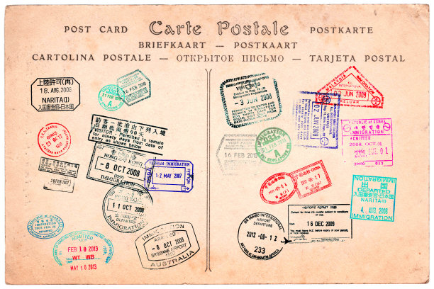 收集护照邮票在一个古老的明信片背景图片下载