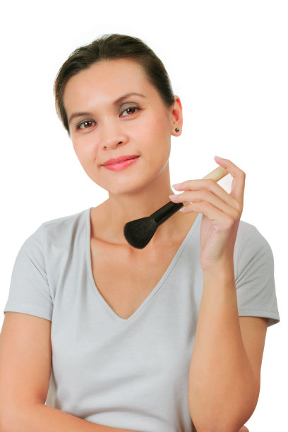 中年亚洲妇女拿着化妆刷图片下载