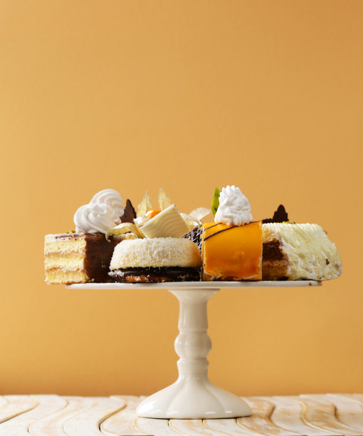 各式各样的迷你蛋糕，奶油，巧克力和浆果图片下载