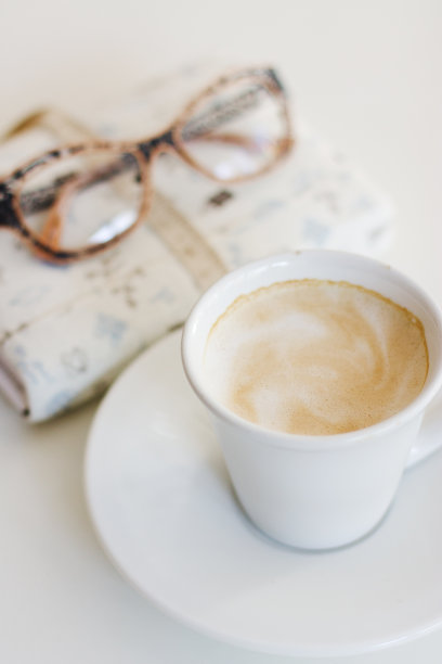 早晨喝咖啡图片下载