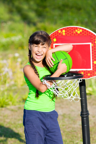 拿着篮球的少女翘起了大拇指图片下载