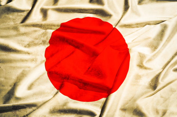 日本旗子在丝绸窗帘上飘扬图片下载