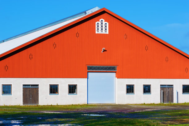 红色山墙谷仓图片下载