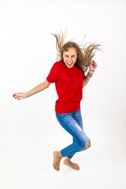 微笑的年轻漂亮的棕色头发的女孩图片下载