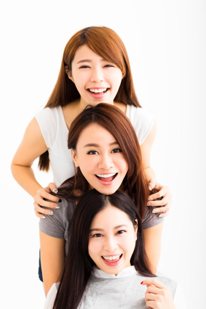 特写快乐的年轻女人的脸看着相机图片下载