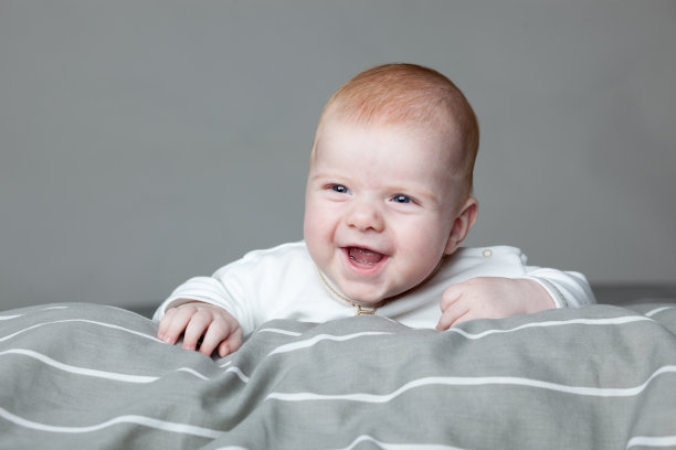 红头发的小男孩笑了图片下载