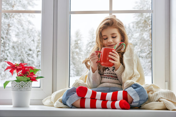 小女孩坐在窗边图片下载