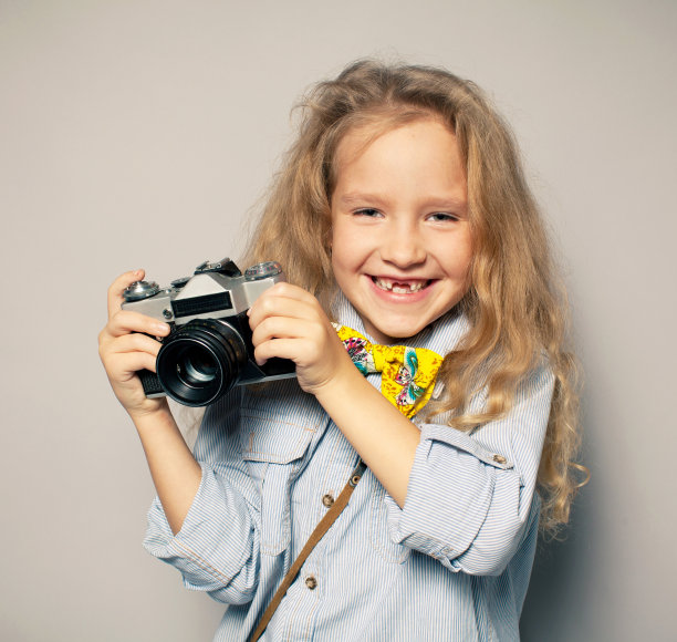 孩子用摄影机。图片下载