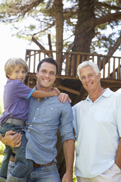 爷爷、父亲和儿子一起站在树屋旁图片下载