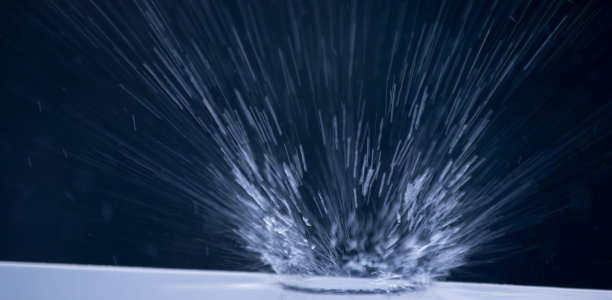 水滴冲击-抽象的蓝色背景图片下载