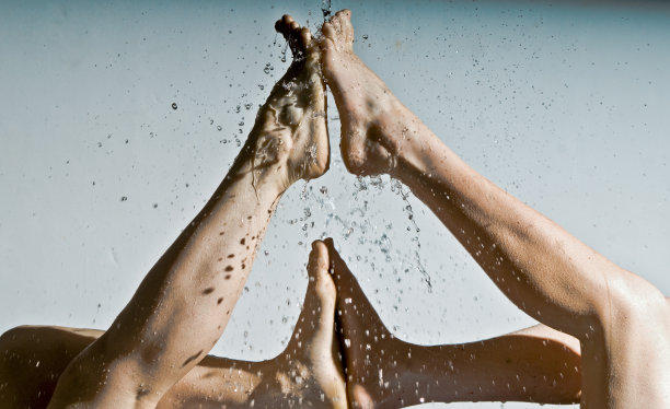 让双脚得到水的滋润图片下载