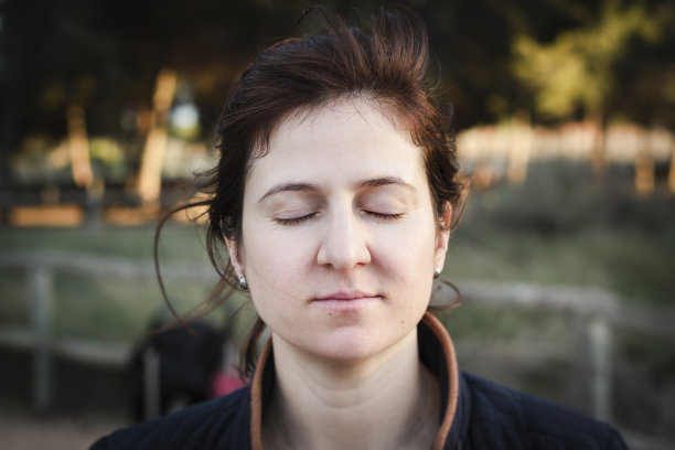 年轻女子在户外微笑图片下载