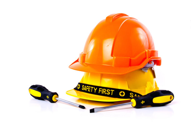 工程师工人头盔橙色和黄色和金属螺丝刀。图片下载