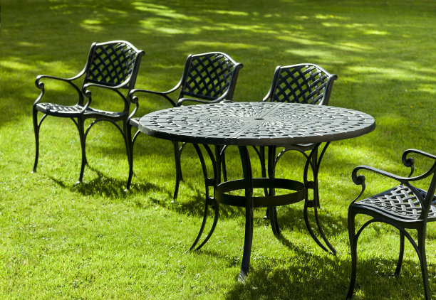 铸铁椅子和桌子图片下载