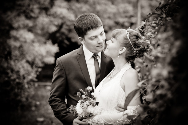 新郎和新娘在公园里，一束婚礼花束，图片下载