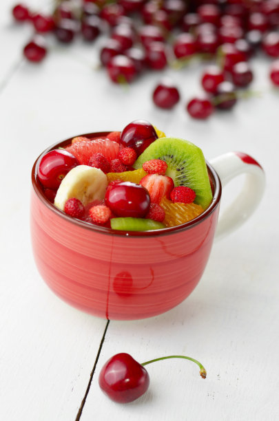 红色水果杯图片下载