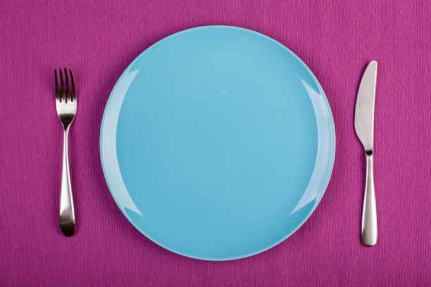 用盘子、刀和叉摆放餐具图片下载