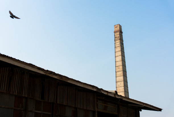 有烟囱的旧工厂图片下载