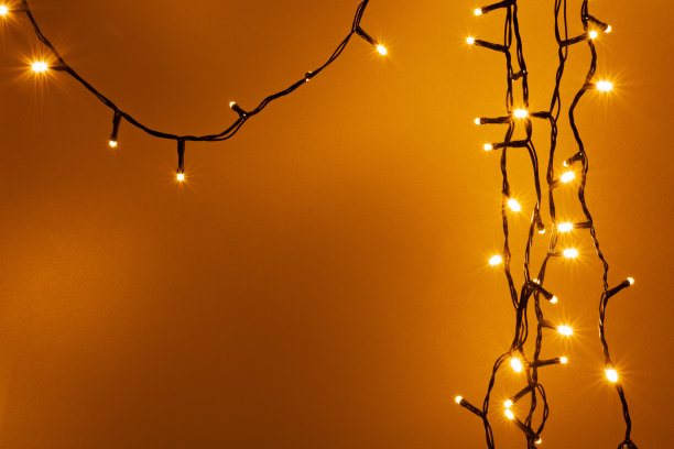 悬挂着温暖闪闪的圣诞彩灯。图片下载