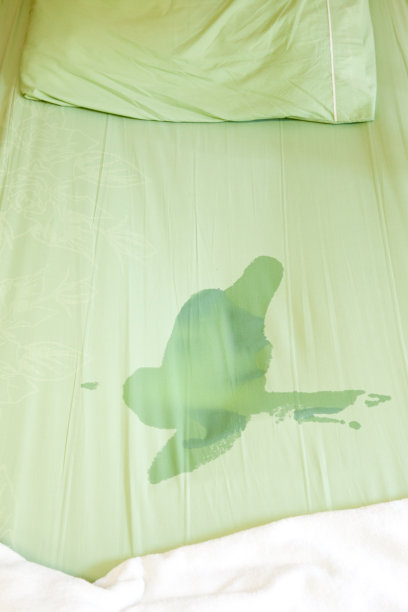 男孩尿在床上图片下载