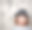 戴着帽子的小女孩快乐的思考着问题图片下载