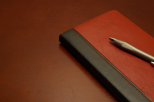 杂志在桌子图片下载