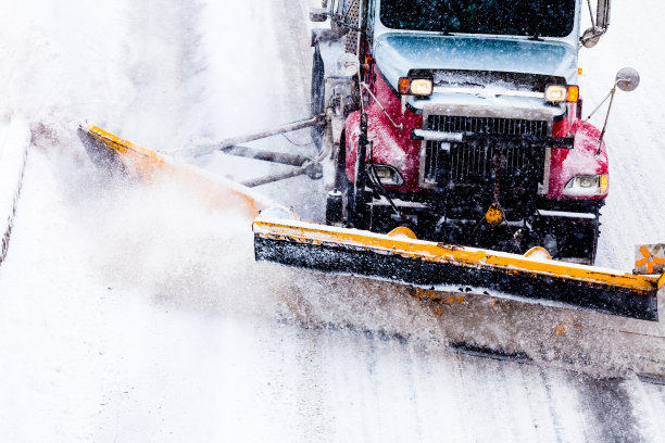暴风雪中扫雪车清理高速公路上的积雪素材图片