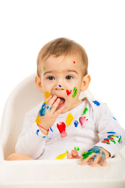 可爱的孩子身上涂着颜料图片下载