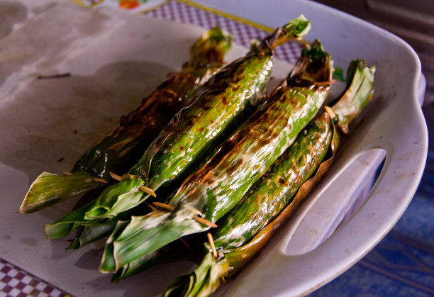 香蕉叶包糯米烧烤，泰国当地甜品图片下载