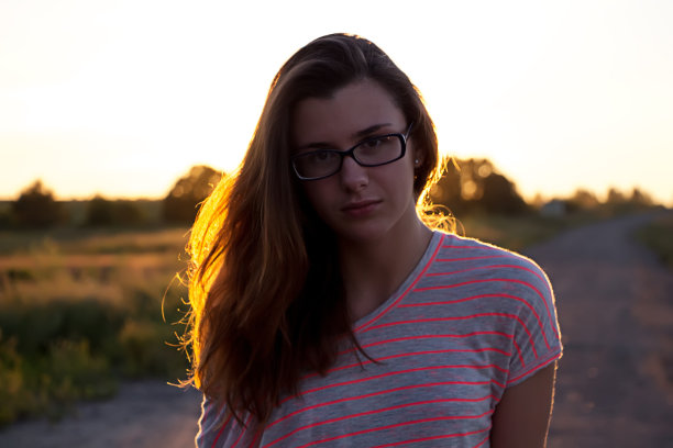 夕阳下美丽的少女图片下载