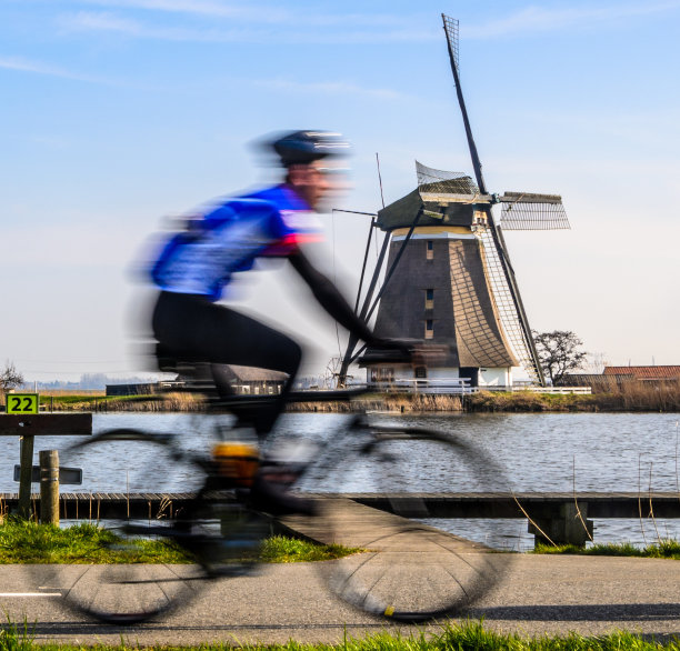 模糊的自行车和风车图片下载