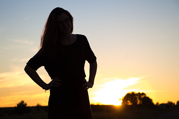 夕阳下少年的剪影图片下载