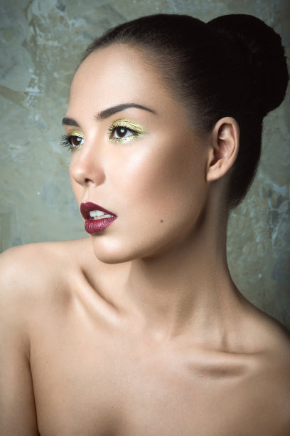 美丽的女孩，有着完美的皮肤和酒色的嘴唇。图片下载