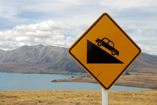 新西兰陡峭的山街道标志图片下载