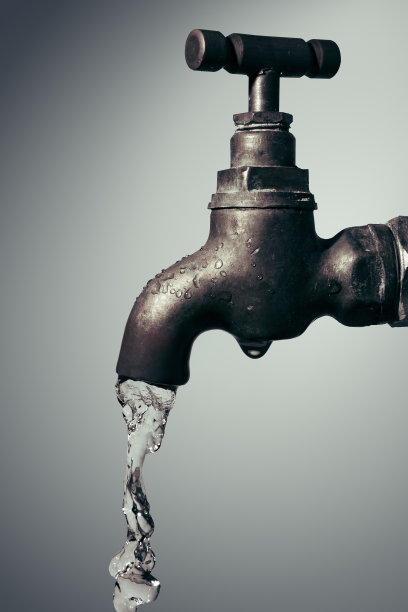老式水龙头与流动的水图片下载