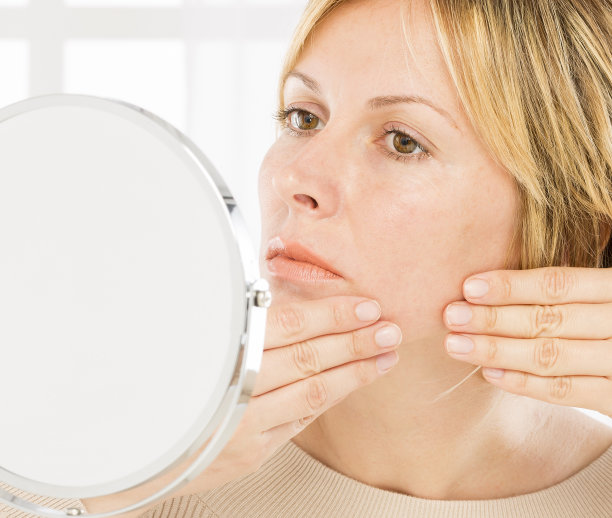 女人，美丽和痤疮。素材图片