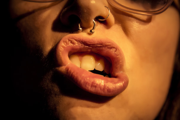 穿刺的脸图片下载