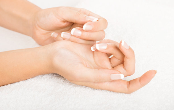 手放在毛巾上-修指甲图片下载