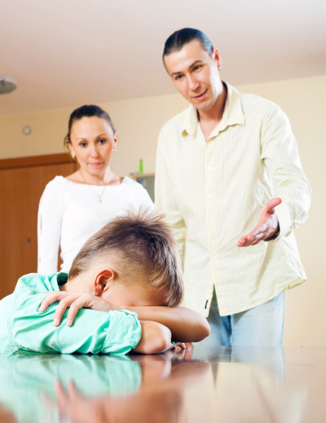 父母责骂十几岁的儿子图片下载