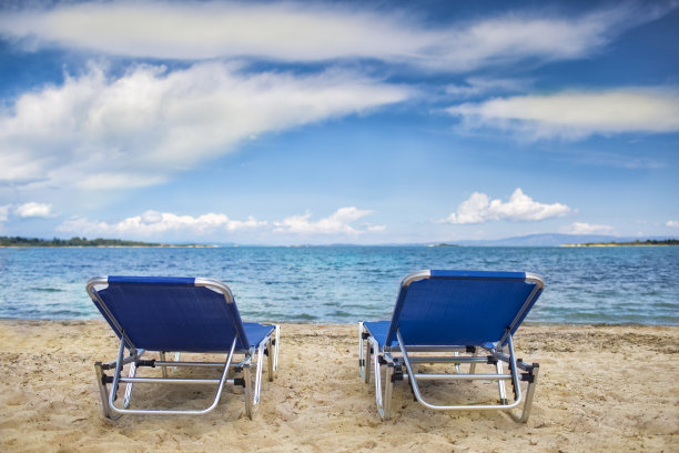 沙滩上的沙滩椅图片下载